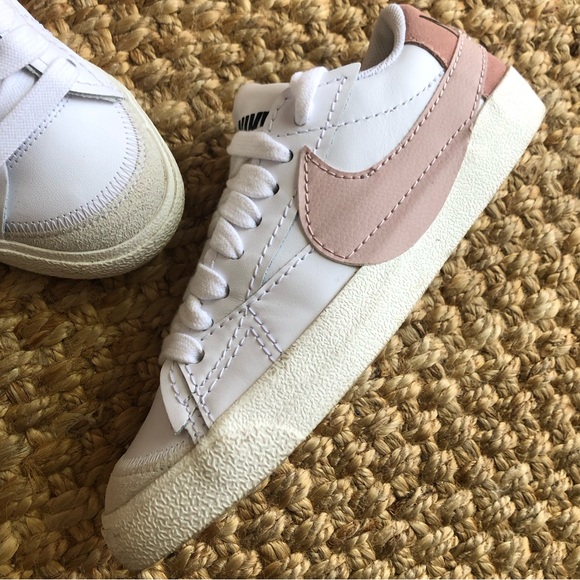 Nike Blazer Low 77 Jumbo "White/Pink/Oxford" Sneaker. Size - Picture 6 of 14